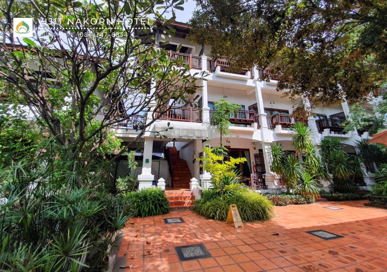 Vijit Nakorn Hotel Sisaket Buitenkant foto